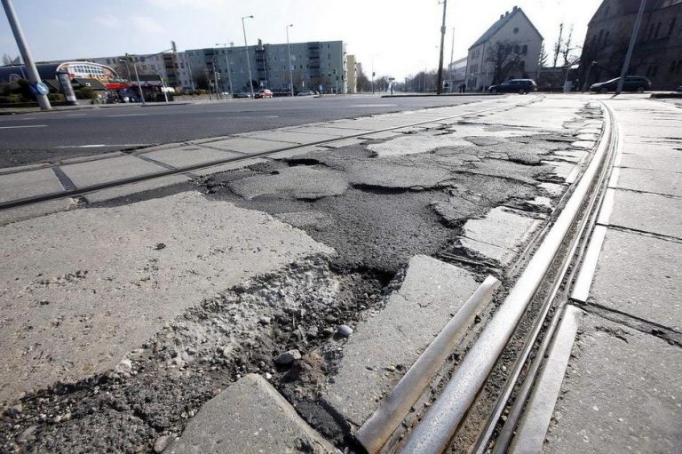 Tudod, mit csinálj, ha egy kátyú kárt okozott az autódban?