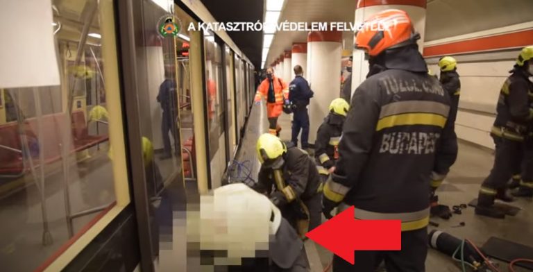 Elképesztő felvételek – Tűzoltók mentették meg a nőt, akinek a peron és a metrókocsi közé szorult a lába – Videó