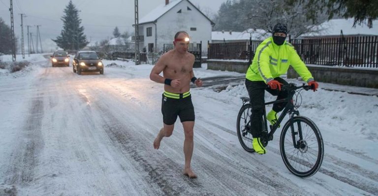 Őrült vagy szuperhős magyar? Mezítláb és félmeztelen futotta le a félmaratont a mínuszokban a Jégember – Videó