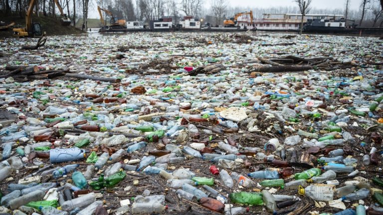 Brutális szeméthegy árad a Tiszán! Árad a Tisza, újra nagy mennyiségű hulladék érkezik Ukrajnából és Romániából