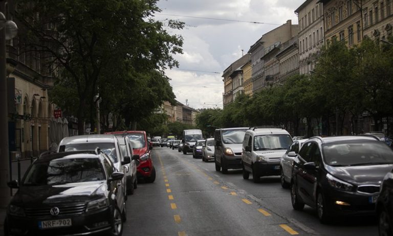 Jó ötlet volt-e új busz- és biciklisávokat kialakítani a városban az autósok kárára? Így szavaztak olvasóink!