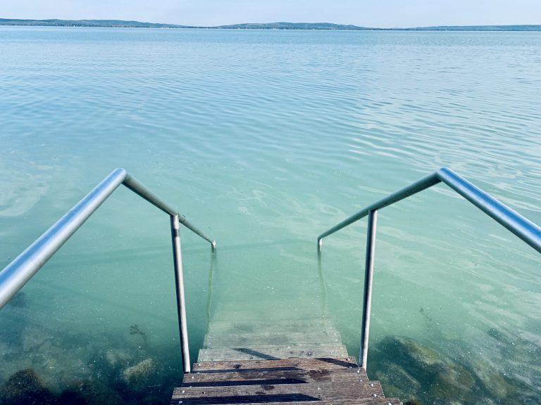 Túl sok vizelet jut a Balatonba, romlik a vízminőség, állami segítséget kérnek