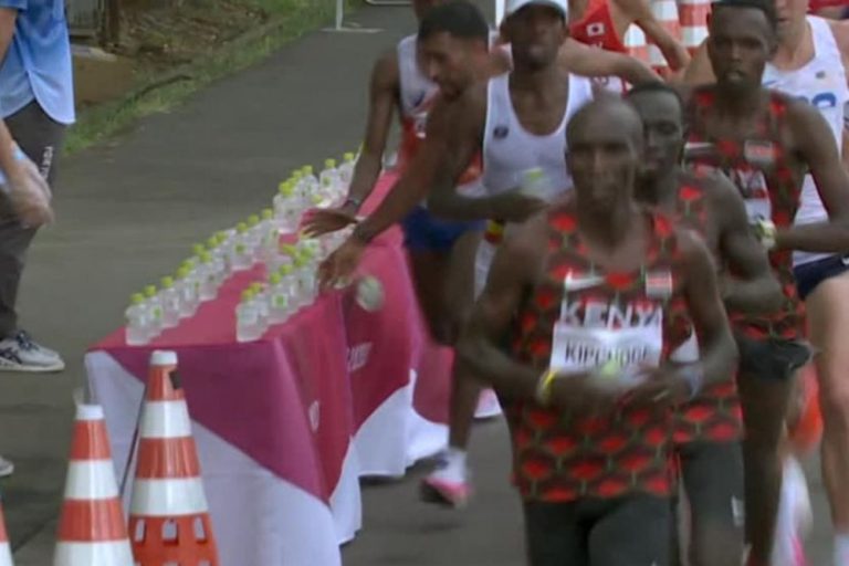 Micsoda bunkó – A sportszerűtlenség csúcsa: a pusztító hőségben direkt lesöpörte a vizet társai elől a francia olimpiai maratonfutó