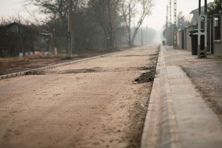 Jó hír! Az elkövetkező hónapokban mintegy 2500 méternyi kerületi út újul meg, több utca kap szilárd burkolatot.