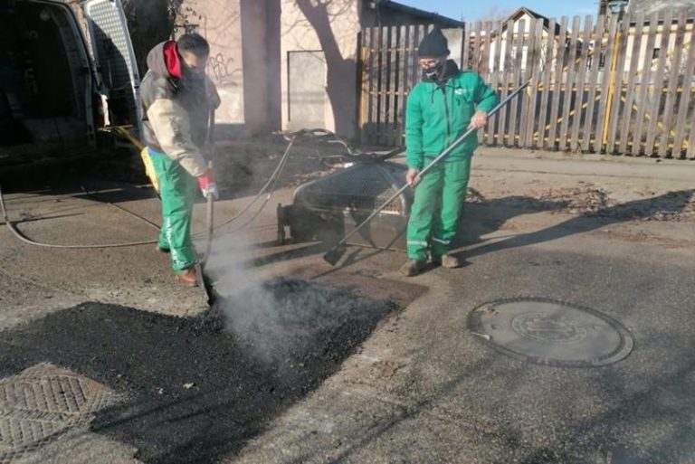 Folyamatosan kátyúzzák a kerületi fenntartásba tartozó utakat