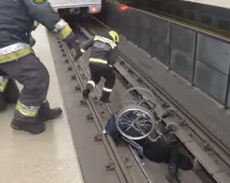 Videó: a sínekre esett egy kerekesszékes ember az Ecseri úti metróállomáson