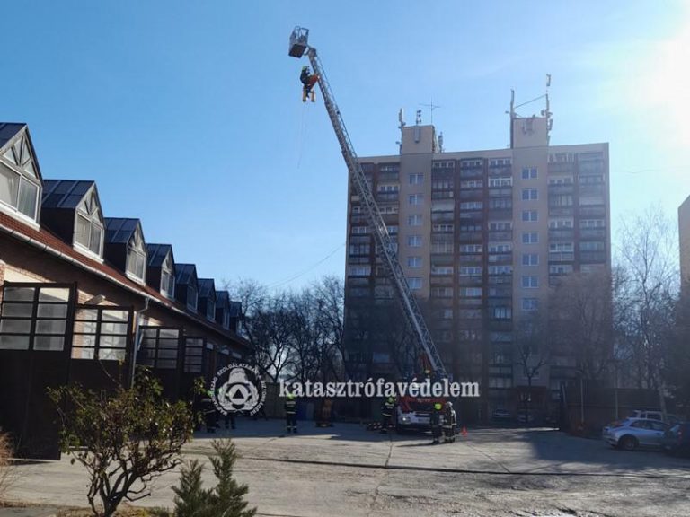 A magasból mentést gyakorolták a kerületi tűzoltók