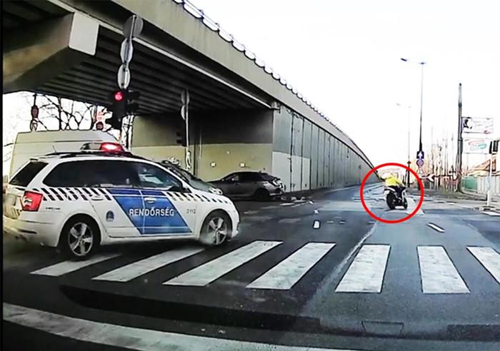 Rendőrök üldöztek egy motorost a kőhídnál – videó