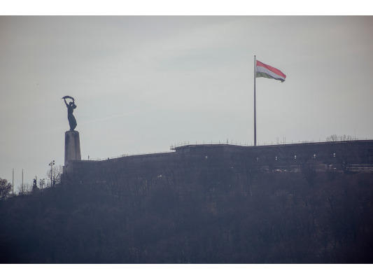 Az ország legnagyobb nemzeti lobogója díszíti ezentúl a Citadellát