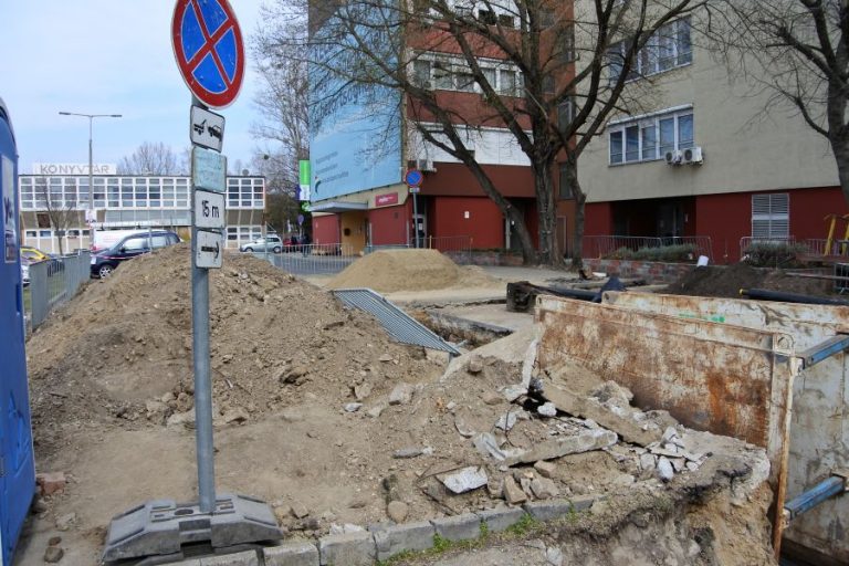 Zajjal járó munkálatok a szakrendelőnél