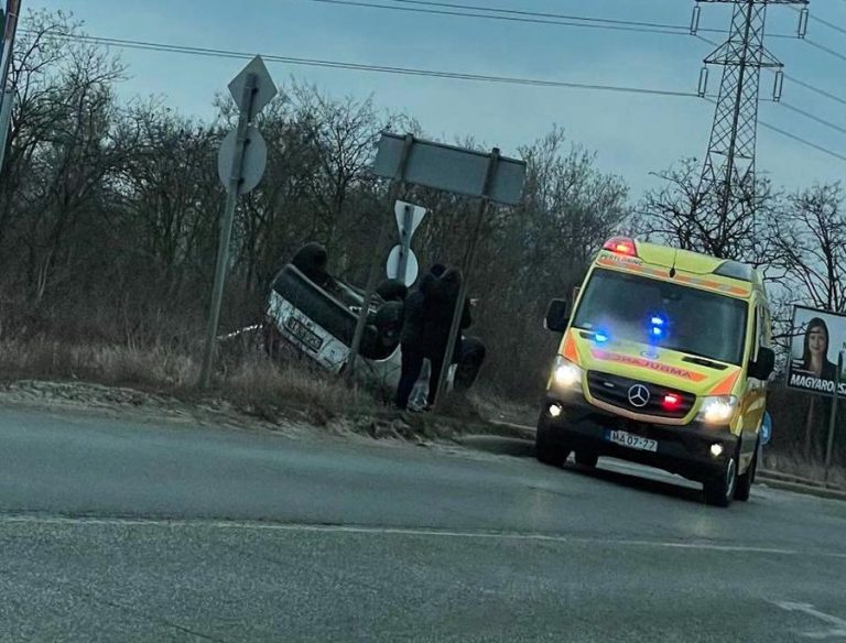 Upsz! Ütközés után tetejére borult egy autó a Szentlőrinci úton