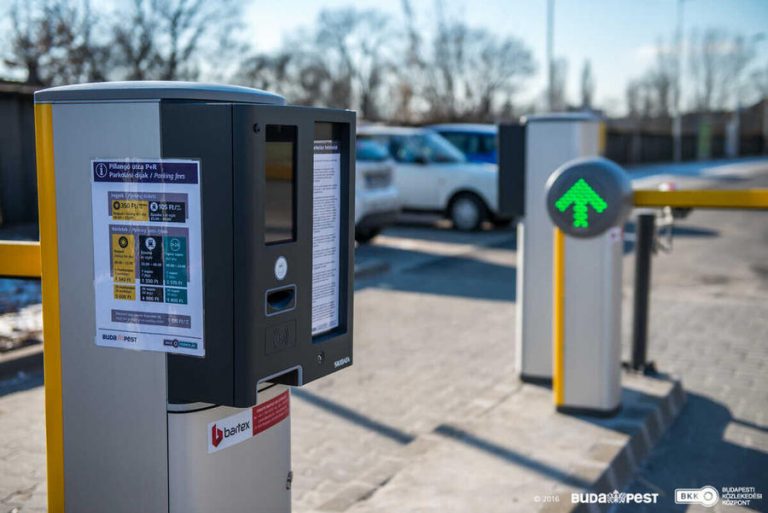 Flexszel esett neki a parkolóautomatának, mert megbírságolták