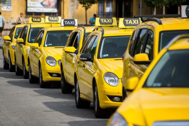 Na, már csak ez hiányzott | Hétfőtől így drágul a taxizás Budapesten