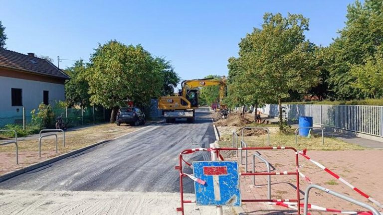 Új útszakasz és parkoló készül tanévkezdésre a Kandónál