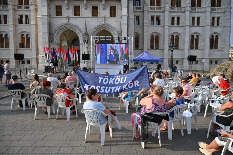 Vidám pillanatok a Kossuth téren – Videó