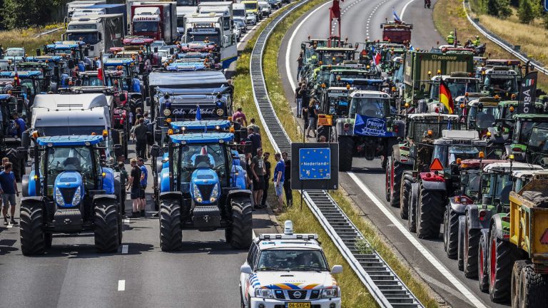 Az országos gazdatüntetés szervezője kéri a gazdákat, hogy várjanak a traktoros indulással