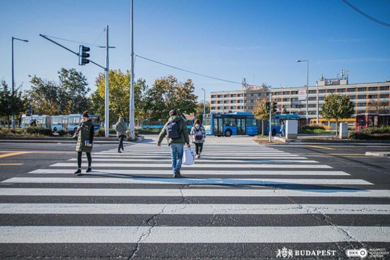 Ideiglenes zebra segíti a közlekedést a Határ úti metróállomásnál