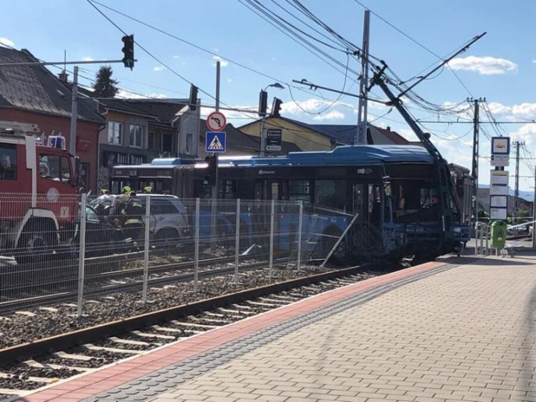 Kómában van a villamospótlóval balesetező sofőr