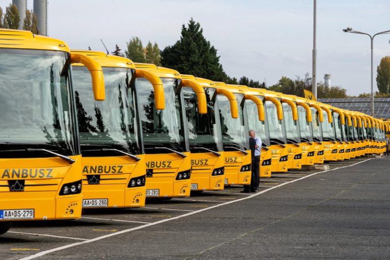 Száz új magyar busz áll forgalomba a Volánbusznál