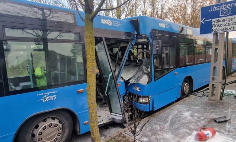 Brutális buszbaleset a XVII. kerületben! Sok a sérült