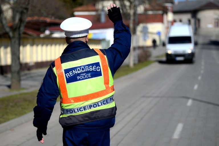 Razziáztak a rendőrök a kerületben