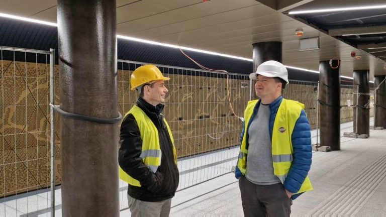 Videón mutatjuk milyen színvilágba öltözött a Ferenciek tere metróállomás