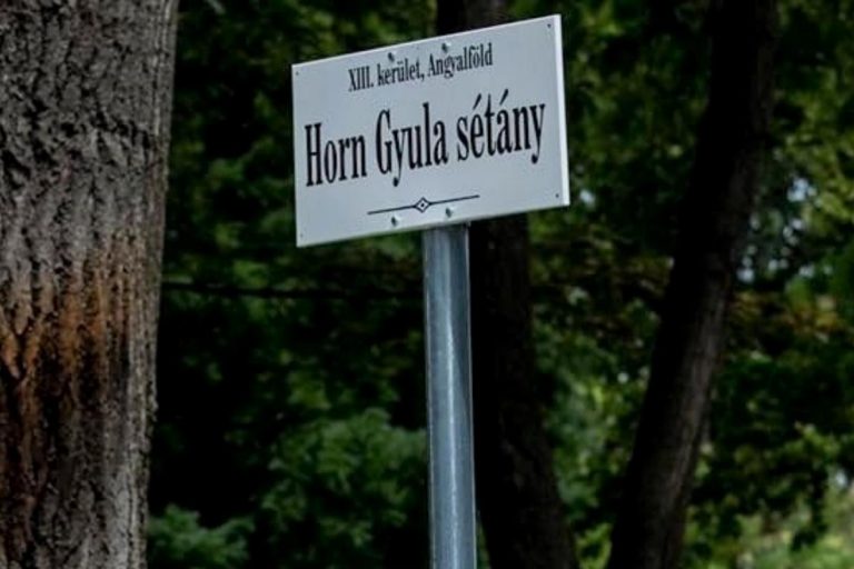 Főpolgármester-helyettes: Marad a Horn Gyula sétány – Pedig bizony le kell venni a táblát