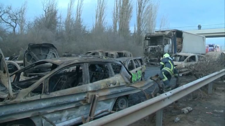 Videó: több autós is megfordult, és elindult forgalommal szemben a mentősávon az M1-esen a tömegbaleset után