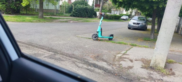 Elözönlötték a XVIII. kerületet egy cég elektromos rollerei. Nem lehet odébb rakni őket, olyan nehezek