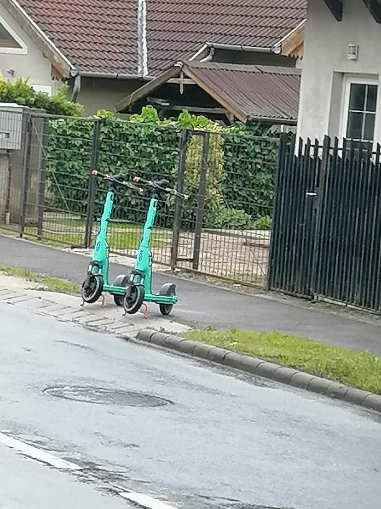 Tovább tart a kerületi rollerbalhé – Már a kocsibeállóba is lerakják őket