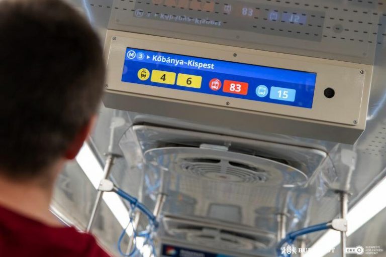 A combinok után egy több villamoson jelzik az átszállási lehetőségeket, sőt az M3-as metrón is tájékozódhatunk a járatokról